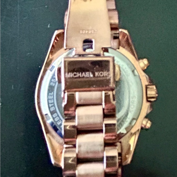 $65 AUTHENTIC Runway rose gold Michael Kors wristwatch. Retails for over $300! - Picture 7 of 8